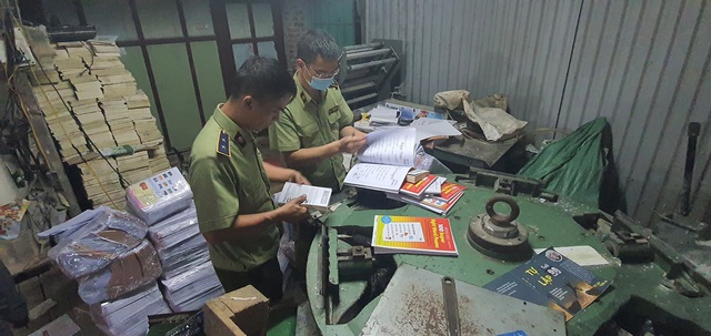 Thu giữ hàng tấn sách giả nguồn gốc NXB Giáo dục Việt Nam - Ảnh 2.
