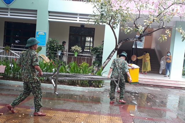 Ảnh: “Lính áo xanh” giúp dân, trường học phòng chống bão số 5 - Ảnh 12.