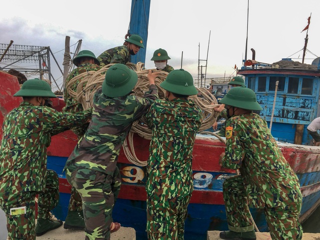 Biên phòng Quảng Trị giúp người dân chằng chống nhà cửa, đưa tàu thuyền vào bờ trú bão - Ảnh 10.