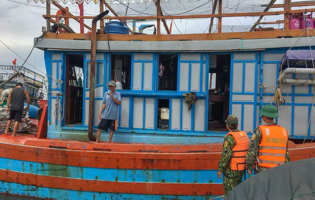 Biên phòng Quảng Trị giúp người dân chằng chống nhà cửa, đưa tàu thuyền vào bờ trú bão - Ảnh 2.