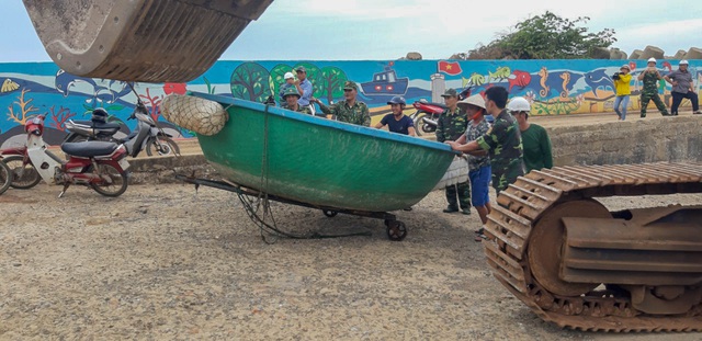Biên phòng Quảng Trị giúp người dân chằng chống nhà cửa, đưa tàu thuyền vào bờ trú bão - Ảnh 6.