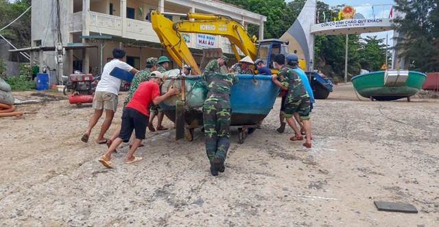 Biên phòng Quảng Trị giúp người dân chằng chống nhà cửa, đưa tàu thuyền vào bờ trú bão - Ảnh 4.