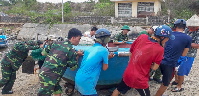 Biên phòng Quảng Trị giúp người dân chằng chống nhà cửa, đưa tàu thuyền vào bờ trú bão - Ảnh 7.