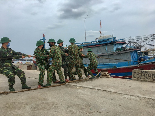 Biên phòng Quảng Trị giúp người dân chằng chống nhà cửa, đưa tàu thuyền vào bờ trú bão - Ảnh 9.