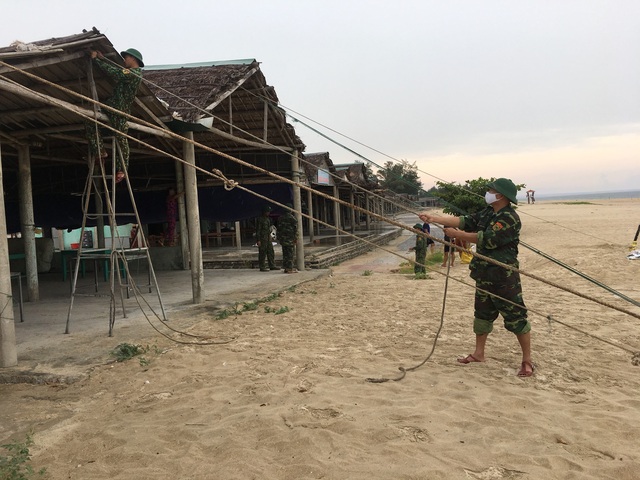 Biên phòng Quảng Trị giúp người dân chằng chống nhà cửa, đưa tàu thuyền vào bờ trú bão - Ảnh 13.