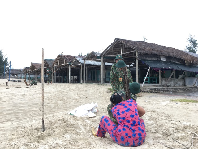 Biên phòng Quảng Trị giúp người dân chằng chống nhà cửa, đưa tàu thuyền vào bờ trú bão - Ảnh 14.