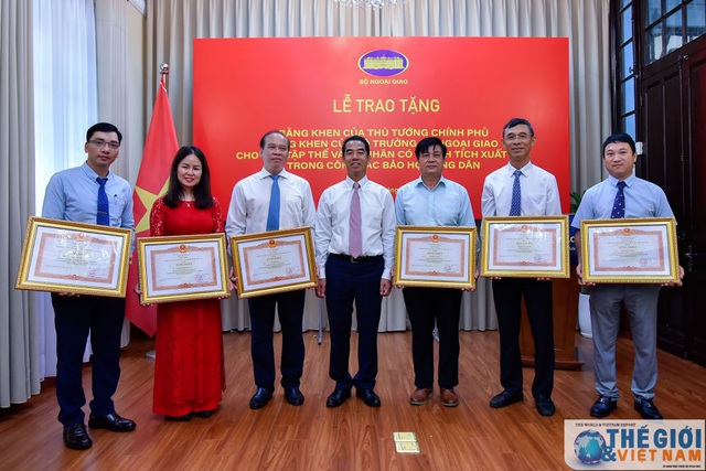 Trao Bằng khen của Thủ tướng và Bộ trưởng Ngoại giao trong công tác bảo hộ công dân - Ảnh 1. Trao Bằng khen của Thủ tướng và Bộ trưởng Ngoại giao trong công tác bảo hộ công dân - Ảnh 1.