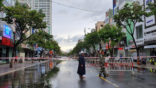 Nhiều tuyến đường ở Đà Nẵng ngập sâu, cây xanh ngã đổ - Ảnh 6.