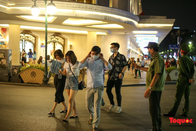Phố đi bộ Hồ Gươm mở của trở lại, người dân thủ đô thảnh thơi tản bộ trong tiết trời mùa Thu - Ảnh 8. Phố đi bộ Hồ Gươm mở của trở lại, người dân thủ đô thảnh thơi tản bộ trong tiết trời mùa Thu - Ảnh 8.
