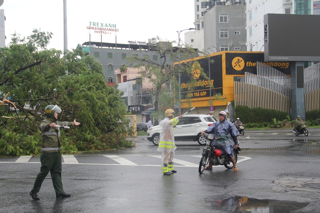 Lực lượng chức năng Thừa Thiên Huế khẩn trương khắc phục hậu quả của bão số 5 - Ảnh 6.