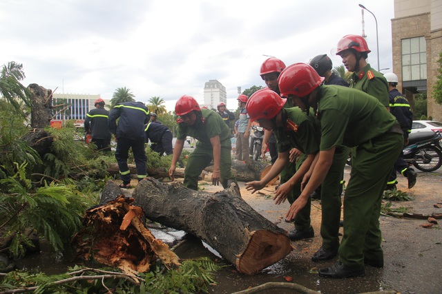 Lực lượng chức năng Thừa Thiên Huế khẩn trương khắc phục hậu quả của bão số 5 - Ảnh 9.