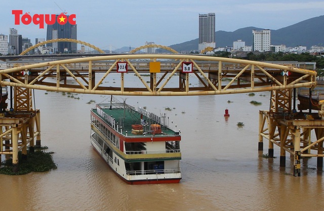 Nhiều người bất ngờ khi thấy nhịp giữa của cầu Nguyễn Văn Trỗi nâng lên cho tàu thuyền qua - Ảnh 14.