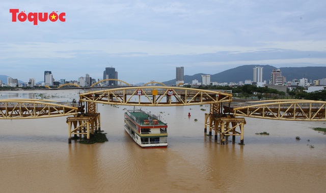 Nhiều người bất ngờ khi thấy nhịp giữa của cầu Nguyễn Văn Trỗi nâng lên cho tàu thuyền qua - Ảnh 13.