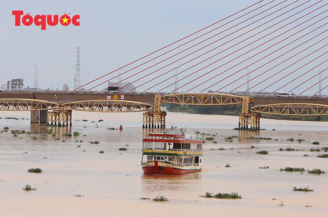 Nhiều người bất ngờ khi thấy nhịp giữa của cầu Nguyễn Văn Trỗi nâng lên cho tàu thuyền qua - Ảnh 16.