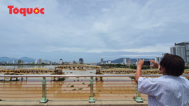 Nhiều người bất ngờ khi thấy nhịp giữa của cầu Nguyễn Văn Trỗi nâng lên cho tàu thuyền qua - Ảnh 10.