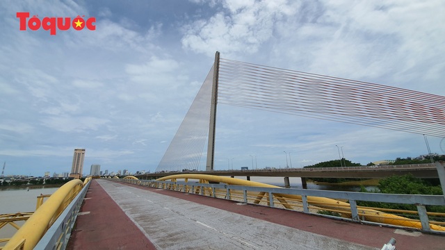 Nhiều người bất ngờ khi thấy nhịp giữa của cầu Nguyễn Văn Trỗi nâng lên cho tàu thuyền qua - Ảnh 1.
