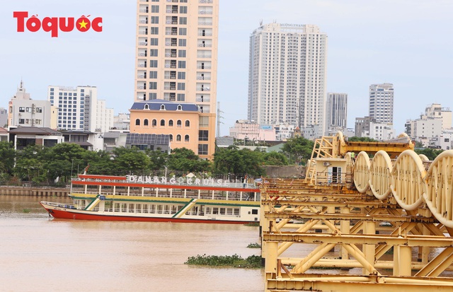 Nhiều người bất ngờ khi thấy nhịp giữa của cầu Nguyễn Văn Trỗi nâng lên cho tàu thuyền qua - Ảnh 15.