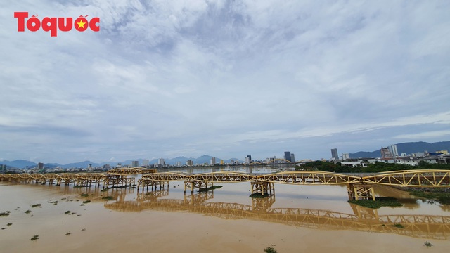 Nhiều người bất ngờ khi thấy nhịp giữa của cầu Nguyễn Văn Trỗi nâng lên cho tàu thuyền qua - Ảnh 18.