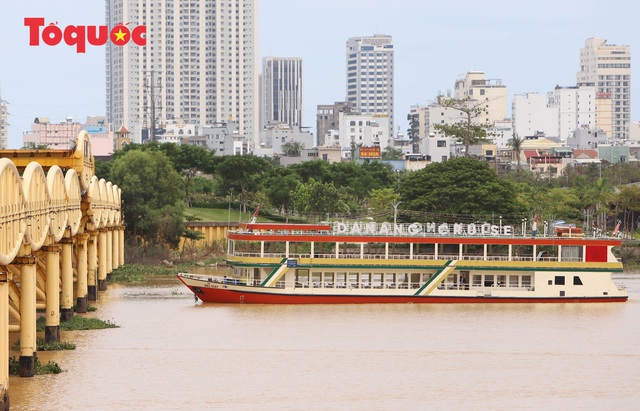 Nhiều người bất ngờ khi thấy nhịp giữa của cầu Nguyễn Văn Trỗi nâng lên cho tàu thuyền qua - Ảnh 11.