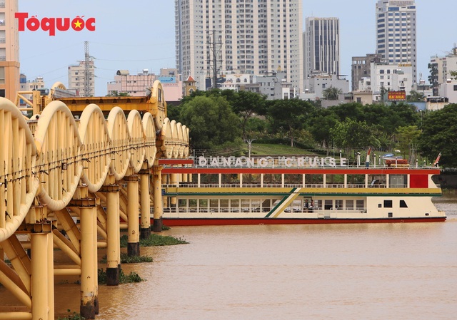 Nhiều người bất ngờ khi thấy nhịp giữa của cầu Nguyễn Văn Trỗi nâng lên cho tàu thuyền qua - Ảnh 12.
