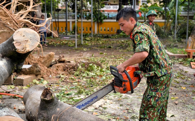 Lực lượng chức năng Thừa Thiên Huế khẩn trương khắc phục hậu quả của bão số 5 - Ảnh 15.