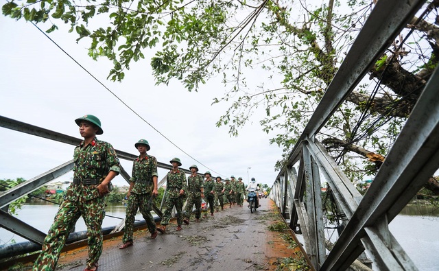 Lực lượng chức năng Thừa Thiên Huế khẩn trương khắc phục hậu quả của bão số 5 - Ảnh 12.