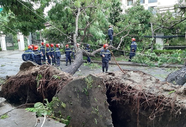 Lực lượng chức năng Thừa Thiên Huế khẩn trương khắc phục hậu quả của bão số 5 - Ảnh 2.