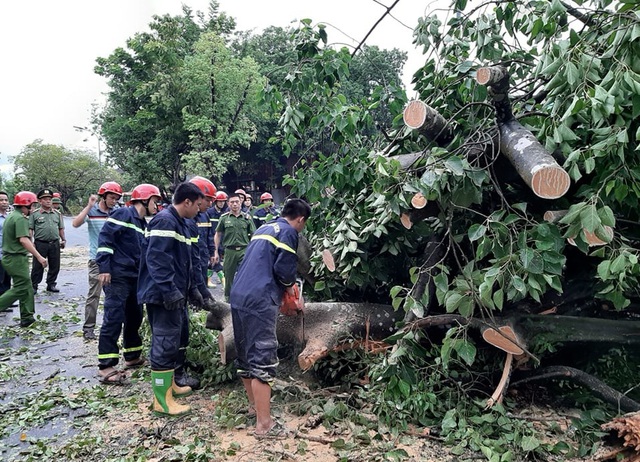 Lực lượng chức năng Thừa Thiên Huế khẩn trương khắc phục hậu quả của bão số 5 - Ảnh 1.