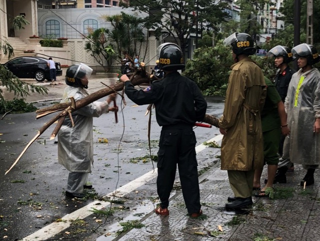 Lực lượng chức năng Thừa Thiên Huế khẩn trương khắc phục hậu quả của bão số 5 - Ảnh 5.