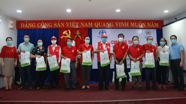 Trao tặng dụng cụ sơ cấp cứu cho 24 điểm sơ cấp cứu tai nạn giao thông trên địa bàn Đà Nẵng - Ảnh 1.