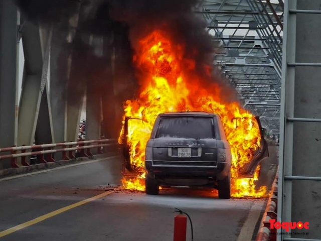 Xế sang tiền tỷ Range Rover bốc cháy trên cầu Chương Dương - Ảnh 1.