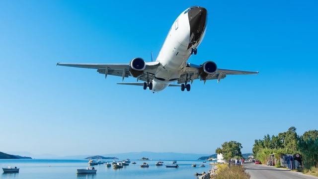 &quot;Nín thở&quot; với 10 đường băng hạ cánh đẹp nhất thế giới năm 2020 - Ảnh 8.