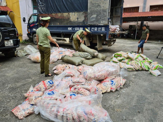 Tịch thu hàng tấn chả cá, sủi cảo không rõ nguồn gốc  - Ảnh 1.