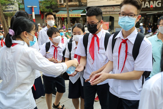 Đảm bảo an toàn phòng dịch trong lễ khai giảng tại ngôi trường tròn 100 năm tuổi ở Hà Nội - Ảnh 4.