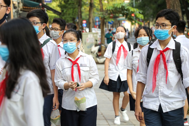 Đảm bảo an toàn phòng dịch trong lễ khai giảng tại ngôi trường tròn 100 năm tuổi ở Hà Nội - Ảnh 1.