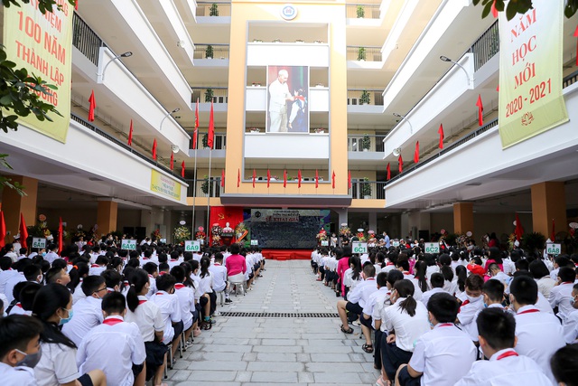 Đảm bảo an toàn phòng dịch trong lễ khai giảng tại ngôi trường tròn 100 năm tuổi ở Hà Nội - Ảnh 10.