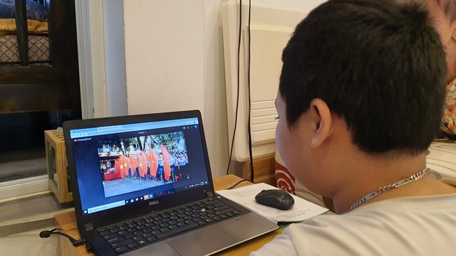 Học sinh ở Đà Nẵng chào năm học mới trên sóng truyền hình và website của nhà trường - Ảnh 1.