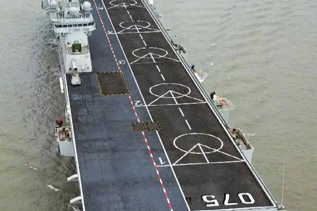 Tàu đổ bộ tối tân nhất Trung Quốc làm dấy lên tranh cãi về hiện diện tương lai trong đụng độ với Đài Loan - Ảnh 1.
