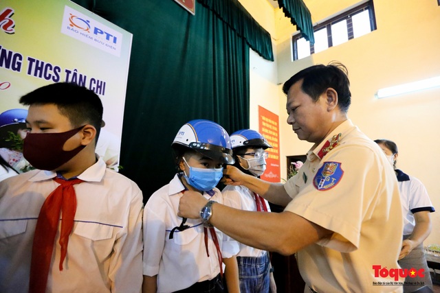 Bảo hiểm PTI phối hợp với các đơn vị tặng mũ bảo hiểm cho học sinh  - Ảnh 2.