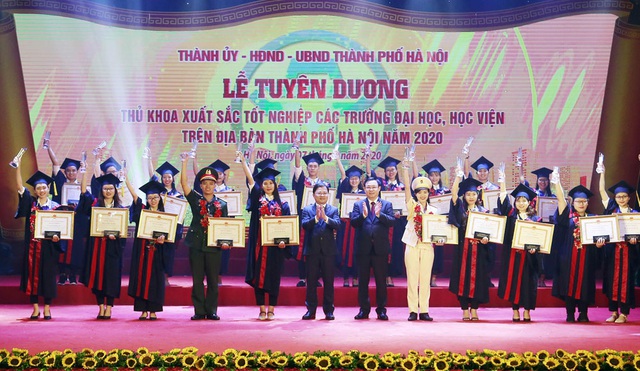 Hà Nội tuyên dương 88 thủ khoa xuất sắc năm 2020 - Ảnh 1.