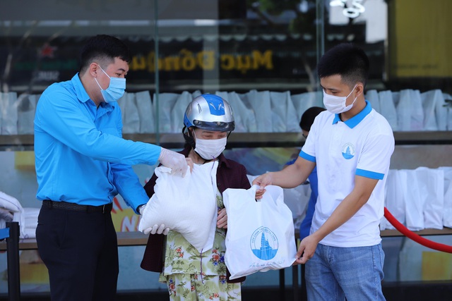 Trao tặng 2.800 suất nhu yếu phẩm thiết yếu cho người dân gặp khó khăn do dịch bệnh COVID-19 - Ảnh 2. Trao tặng 2.800 suất nhu yếu phẩm thiết yếu cho người dân gặp khó khăn do dịch bệnh COVID-19 - Ảnh 2.