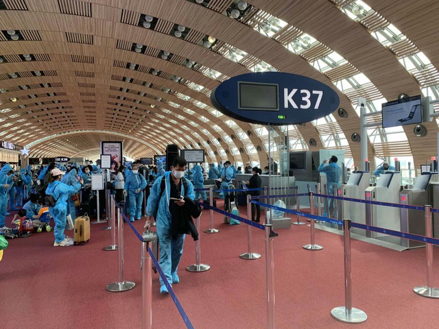Đưa gần 280 công dân Việt Nam từ Pháp, Ma-rốc và Chi-lê về nước - Ảnh 1. Đưa gần 280 công dân Việt Nam từ Pháp, Ma-rốc và Chi-lê về nước - Ảnh 1.