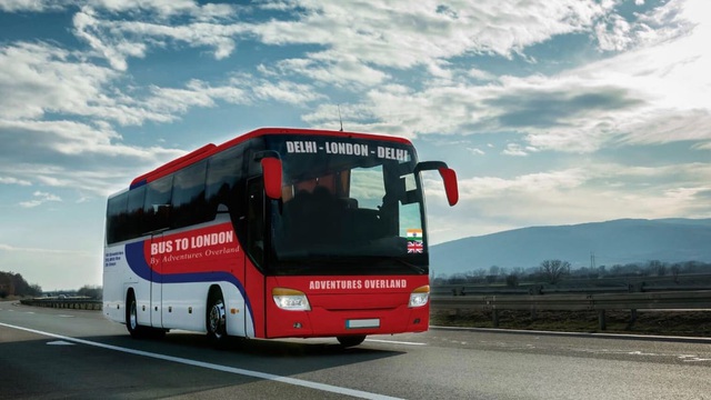Hành trình 70 ngày từ Ấn Độ tới Anh trên một xe buýt thu hút nhiều du khách - Ảnh 1.