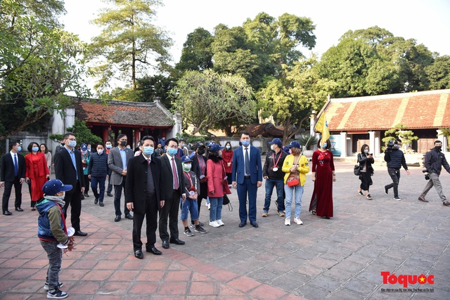 Hà Nội, Đà Nẵng và Huế đón những du khách đầu tiên của năm 2021 - Ảnh 3.