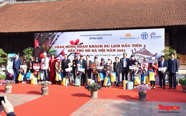 Hà Nội, Đà Nẵng và Huế đón những du khách đầu tiên của năm 2021 - Ảnh 2.