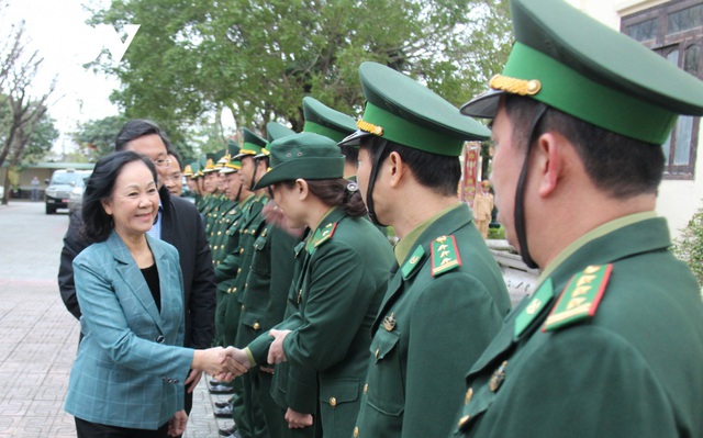 Trưởng Ban Dân vận Trung ương Trương Thị Mai thăm, chúc Tết lực lượng vũ trang Quảng Nam - Ảnh 1.