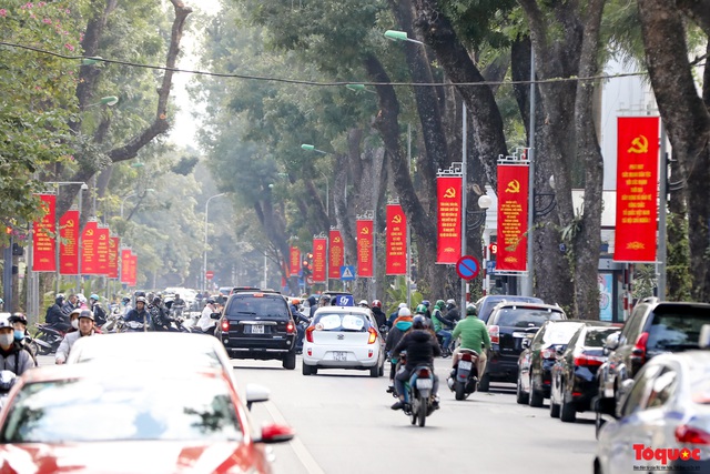 Đường phố Hà Nội trang trí rực rỡ chào mừng Đại hội đại biểu toàn quốc lần thứ XIII của Đảng - Ảnh 1.