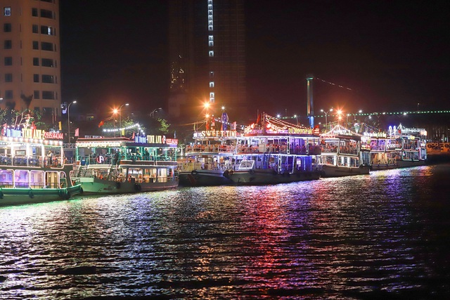 Du khách hào hứng trải nghiệm du thuyền miễn phí ngắm sông Hàn lung linh về đêm  - Ảnh 7.