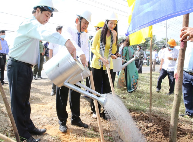 Phó Thủ tướng Thường trực dự lễ phát động đề án trồng 10 triệu cây xanh trên địa bàn tỉnh Bến Tre - Ảnh 3.