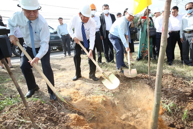 Phó Thủ tướng Thường trực dự lễ phát động đề án trồng 10 triệu cây xanh trên địa bàn tỉnh Bến Tre - Ảnh 2.